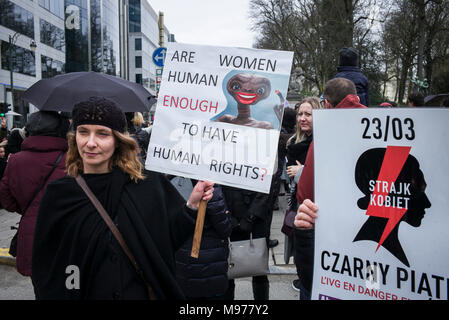 Brüssel, Bxl, Belgien. 23 Mär, 2018. Polnische Frauen halten den Protest in Brüssel, Belgien am 23.03.2018 Feministinnen Organisationen und Unterstützer bei der Europäischen Union in Brüssel versammelt, um gegen die Verschärfung des Abtreibungsrechts in Polen von Wiktor Dabkowski Kredit zu protestieren: Wiktor Dabkowski/ZUMA Draht/Alamy leben Nachrichten Stockfoto