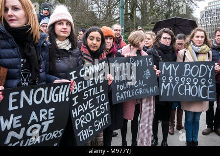 Brüssel, Bxl, Belgien. 23 Mär, 2018. Polnische Frauen halten den Protest in Brüssel, Belgien am 23.03.2018 Feministinnen Organisationen und Unterstützer bei der Europäischen Union in Brüssel versammelt, um gegen die Verschärfung des Abtreibungsrechts in Polen von Wiktor Dabkowski Kredit zu protestieren: Wiktor Dabkowski/ZUMA Draht/Alamy leben Nachrichten Stockfoto