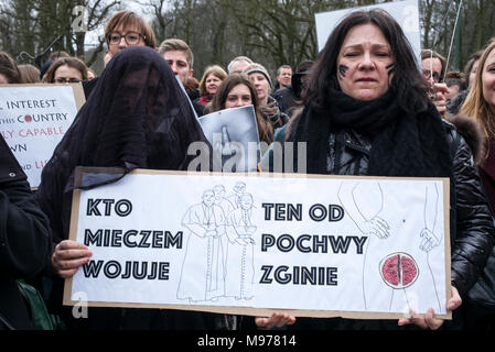 Brüssel, Bxl, Belgien. 23 Mär, 2018. Polnische Frauen halten den Protest in Brüssel, Belgien am 23.03.2018 Feministinnen Organisationen und Unterstützer bei der Europäischen Union in Brüssel versammelt, um gegen die Verschärfung des Abtreibungsrechts in Polen von Wiktor Dabkowski Kredit zu protestieren: Wiktor Dabkowski/ZUMA Draht/Alamy leben Nachrichten Stockfoto