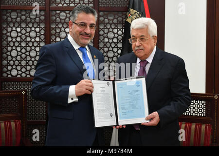 Ramallah, West Bank, Palästina. 23 Mär, 2018. Der palästinensische Präsident Mahmoud Abbas erhält die Entscheidung des arabischen Universität Jerusalem als Hauptstadt der Arabischen Erbe anzunehmen, im Westjordanland Ramallah am 23. März 2018 Credit: Osama Falah/APA-Images/ZUMA Draht/Alamy leben Nachrichten Stockfoto