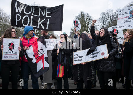 Brüssel, Belgien. 23 Mär, 2018. Polnische Frauen halten den Protest in Brüssel, Belgien am 23.03.2018 Feministinnen Organisationen und Unterstützer bei der Europäischen Union in Brüssel versammelt, um gegen die Verschärfung des Abtreibungsrechts in Polen von Wiktor Dabkowski | Verwendung der weltweiten Kredit zu protestieren: dpa/Alamy leben Nachrichten Stockfoto