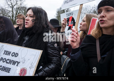 Brüssel, Belgien. 23 Mär, 2018. Polnische Frauen halten den Protest in Brüssel, Belgien am 23.03.2018 Feministinnen Organisationen und Unterstützer bei der Europäischen Union in Brüssel versammelt, um gegen die Verschärfung des Abtreibungsrechts in Polen von Wiktor Dabkowski | Verwendung der weltweiten Kredit zu protestieren: dpa/Alamy leben Nachrichten Stockfoto