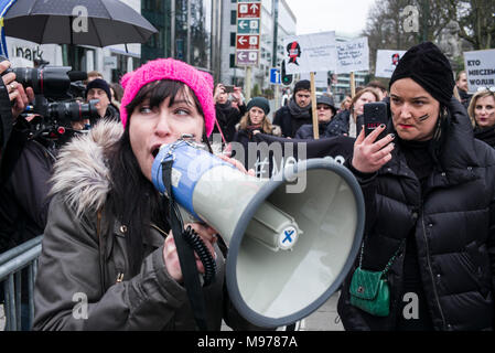 Brüssel, Belgien. 23 Mär, 2018. Polnische Frauen halten den Protest in Brüssel, Belgien am 23.03.2018 Feministinnen Organisationen und Unterstützer bei der Europäischen Union in Brüssel versammelt, um gegen die Verschärfung des Abtreibungsrechts in Polen von Wiktor Dabkowski | Verwendung der weltweiten Kredit zu protestieren: dpa/Alamy leben Nachrichten Stockfoto