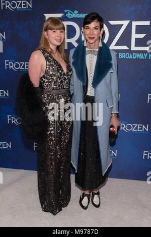 New York, NY, USA. 22 Mär, 2018. Flora Collins, Amy Fine Collins anwesend für Disney's gefroren Die Broadway Musical öffnung Nacht, St. James Theatre und Terminal 5, New York, NY 22. März 2018. Credit: Jason Smith/Everett Collection/Alamy leben Nachrichten Stockfoto