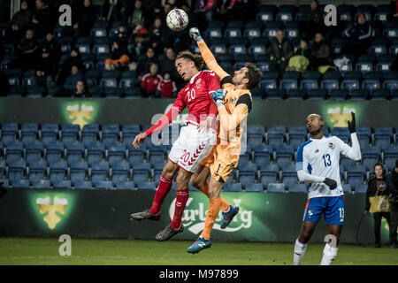 Dänemark, Bröndby - März 22., 2018. Yussuf Poulsen (20) von Dänemark gegen Panama Torhüter Jaime Penedo (1) Während der Fußball Freundschaftsspiel zwischen Dänemark und Panama bei Bröndby Stadion gesehen. (Foto: Gonzales Foto - Kim M. Leland). Credit: Gonzales Foto/Alamy leben Nachrichten Stockfoto