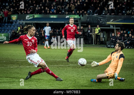 Dänemark, Bröndby - März 22., 2018. Yussuf Poulsen (20) von Dänemark gegen Panama Torhüter Jaime Penedo (1) Während der Fußball Freundschaftsspiel zwischen Dänemark und Panama bei Bröndby Stadion gesehen. (Foto: Gonzales Foto - Kim M. Leland). Credit: Gonzales Foto/Alamy leben Nachrichten Stockfoto