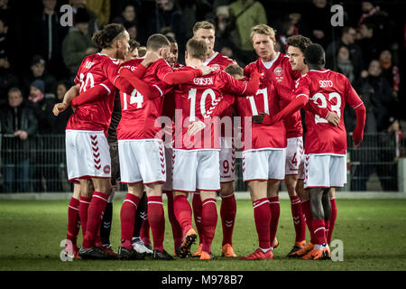 Dänemark, Bröndby - März 22., 2018. Die dänischen Spieler sammeln, bevor das Fußball-Freundschaftsspiel gegen Panama bei Bröndby Stadion. (Foto: Gonzales Foto - Kim M. Leland). Credit: Gonzales Foto/Alamy leben Nachrichten Stockfoto