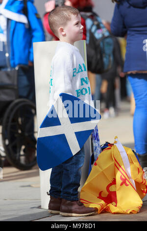 Edinburgh, Schottland. UK. 23. März 2018. Streik außerhalb des Parlaments. Mitglieder der öffentlichkeit sammeln ausserhalb von Edinburgh das Parlament über Bretix Zustand. Pako Mera/Alamy Leben Nachrichten. Stockfoto