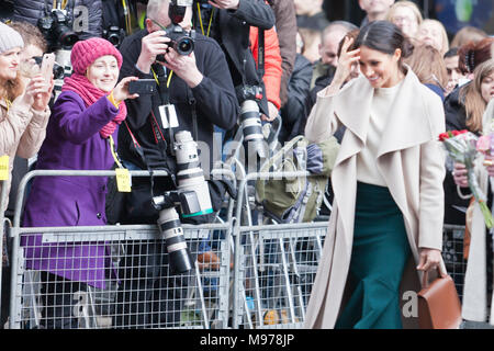 Der Great Victoria Street, Belfast, Nordirland. Seine königliche Hoheit Prinz Harry und Meghan Markle 23. März 2018. Foto: Bonzo/Alamy leben Nachrichten Stockfoto