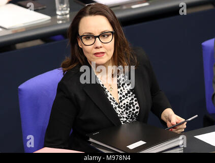 Berlin, Deutschland. 23 März 2018, 22. März 2018, Deutschland, Berlin: Michelle Muentefering (SPD), Staatsminister im Bundesamt Auswärtige Amt, nimmt ihren Sitz während der Debatte über Bildung und Forschung im Deutschen Bundestag. Foto: Wolfgang Kumm/dpa Stockfoto