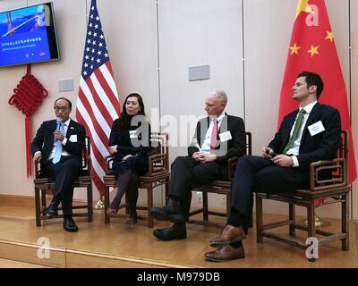 (180323) - Peking, 23. März 2018 (Xinhua) - Gäste des San Francisco Business Leader Rezeption einen Dialog in San Francisco, USA, am 21. März 2018. Washington zieht Peking in einem möglichen massiven Handelskrieg, wie es am Donnerstag beschlossen, einseitig die massive Tarife gegen Importe aus China, die neueste Bewegung, die eine Gefahr für eine Regel aufgeworfen hat, verhängen-basierten Global Trading System. (Xinhua / Liu Quan) (yk) Stockfoto