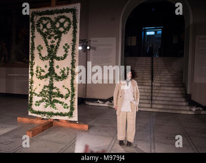 V&A, London, UK. 23. März 2018. Mode in Bewegung: John Alexander Skelton. Die britische Menswear Designer John Alexander Skelton (Foto) ist die empfohlene Designer im V&A's Fashion in Motion statt im Museum Galerie Raphael. Ein Absolvent der London College der Mode und der Central St. Martin's, hat er durch i-D Magazin gefeiert wurde als "eine der hellsten, kühnsten und die meisten auffallend original Talente aus der Londoner Modeszene in den letzten Jahren". Credit: Malcolm Park/Alamy Leben Nachrichten. Stockfoto