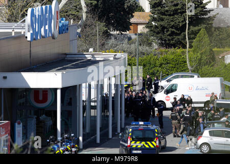 Paris, Frankreich. 23 Mär, 2018. Polizisten sind außerhalb eines Supermarktes in Trebes gesehen, Südfrankreich, am 23. März 2018. Der Täter der Geiselnahme wurde tot in der Polizei raid, teilte der französische Innenminister Gerard Collomb. Er hielt mehrere Geiseln früh auf Freitag, was dazu führt, dass zwei Personen tot und ein Offizier verletzt. Credit: Jose Santos/Xinhua/Alamy leben Nachrichten Stockfoto