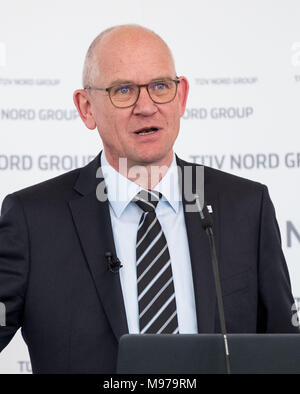 23 März 2018, Deutschland, Hannover: Dirk Stenkamp, Geschäftsführer der TÜV NORD Gruppe (Verein für technische Inspektionen), liefert eine Aussage während der Bilanzpressekonferenz. Die Inspektion association TÜV Nord stellt die jährlichen Zahlen des letzten Geschäftsjahres und gibt einen Ausblick auf die wichtigsten in diesem Jahr konzentrieren. Foto: Peter Steffen/dpa Stockfoto