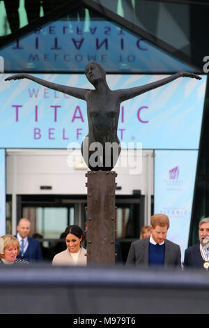 Der Great Victoria Street, Belfast, Nordirland. 23 Mär, 2018. Prinz Harry und Meghan Markle verlassen die Titanic Besucher Centerin Belfast für einen eintägigen Besuch in Nordirland, Freitag, 23. März 2018. Zuvor hatte die Paare trafen mit den Mitgliedern der Öffentlichkeit, die sich außerhalb von Crown Bar in Belfast City Centre versammelt. Credit: Irish Auge/Alamy leben Nachrichten Stockfoto