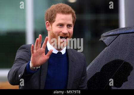 Der Great Victoria Street, Belfast, Nordirland. 23 Mär, 2018. Prinz Harry und Meghan Markle (unsichtbar) leavethe Titanic Besucher Centerin Belfast für einen eintägigen Besuch in Nordirland, Freitag, 23. März 2018. Zuvor hatte die Paare trafen mit den Mitgliedern der Öffentlichkeit, die sich außerhalb von Crown Bar in Belfast City Centre versammelt. Credit: Irish Auge/Alamy leben Nachrichten Stockfoto