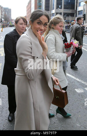 Der Great Victoria Street, Belfast, Nordirland. 23 Mär, 2018. Prinz Harry und Meghan Markle kommen in der Great Victoria Street, Belfast für einen eintägigen Besuch in Nordirland, Freitag, 23. März 2018. Sie besuchten die Crown Bar in Belfast. Die Paare trafen mit den Mitgliedern der Öffentlichkeit, die an der Great Victoria Street für einen Spaziergang, einen Zeitraum gesammelt. Credit: Irish Auge/Alamy leben Nachrichten Stockfoto