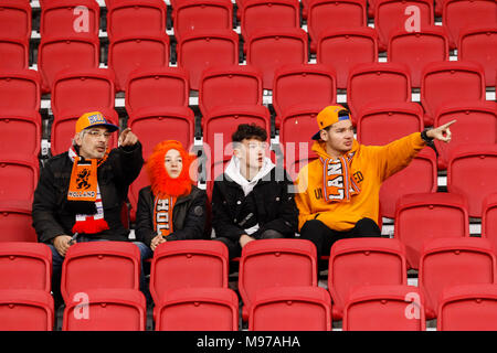 Amsterdam, Niederlande. 23 Mär, 2018. Niederlande Fans vor dem Freundschaftsspiel zwischen den Niederlanden und England an der Johan Cruyff Arena am 23. März 2018 in Amsterdam, Niederlande. (Foto von Daniel Chesterton/phcimages.com) Credit: PHC Images/Alamy leben Nachrichten Stockfoto