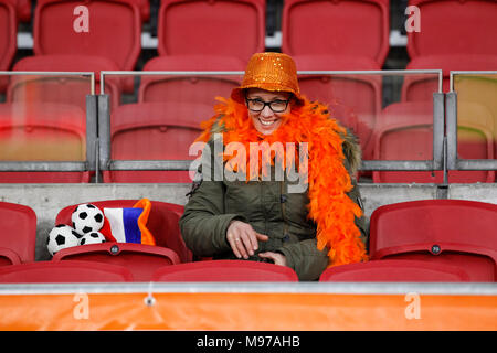 Amsterdam, Niederlande. 23 Mär, 2018. Niederlande Fans vor dem Freundschaftsspiel zwischen den Niederlanden und England an der Johan Cruyff Arena am 23. März 2018 in Amsterdam, Niederlande. (Foto von Daniel Chesterton/phcimages.com) Credit: PHC Images/Alamy leben Nachrichten Stockfoto