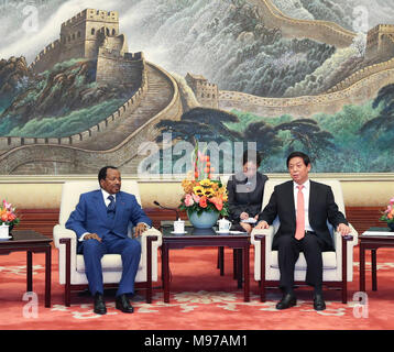 Peking, China. 23 Mär, 2018. Li Zhanshu, Vorsitzender des Nationalen Volkskongresses (NVK) Ständiger Ausschuss, trifft sich mit kamerunische Präsident Paul Biya in Peking, der Hauptstadt von China, 23. März 2018. Credit: Pang Xinglei/Xinhua/Alamy leben Nachrichten Stockfoto