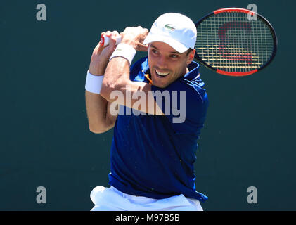 Key Biscayne, Florida, USA. 23 Mär, 2018. Roberto Bautista Agut aus Spanien in Aktion gegen Michael Mmoh aus den Vereinigten Staaten von Amerika während einer frühen Runde der 2018 Miami öffnen, indem Itaú Professional Tennis Turnier präsentiert, die bei der crandon Park Tennis Center in Key Biscayne, Florida, USA gespielt. Mmoh gewann 7-6 (4), 2-6, 6-4. Mario Houben/CSM/Alamy leben Nachrichten Stockfoto