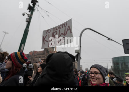 Posen, Großpolen, Polen. 23. März 2018. Schwarzer Freitag - National Women's Strike. Am Montag, den 19. März, eine Gruppe von Abgeordneten aus der Regierungspartei Recht und Gerechtigkeit (PiS) und Kukiz 15, in der Gerechtigkeit und der Menschenrechte Ausschuss gab eine befürwortende Stellungnahme zum Entwurf der Stop Abtreibung handeln. Die Initiative, die führt Kaja Godek zu führen, will ziehen Sie die bereits restriktiveren Abtreibungsgesetz in Polen. Am Mittwoch oder Donnerstag, den parlamentarischen Sozialpolitik und Familie Kommission war. Plenum Abstimmung war auch geplant. Credit: Slawomir Kowalewski/Alamy leben Nachrichten Stockfoto