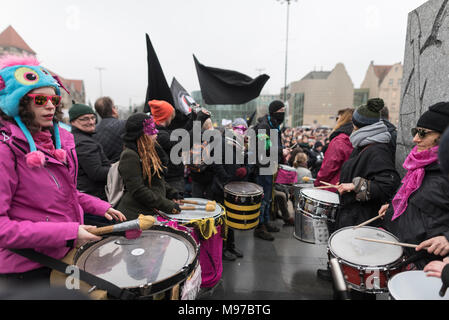 Posen, Großpolen, Polen. 23. März 2018. Schwarzer Freitag - National Women's Strike. Am Montag, den 19. März, eine Gruppe von Abgeordneten aus der Regierungspartei Recht und Gerechtigkeit (PiS) und Kukiz 15, in der Gerechtigkeit und der Menschenrechte Ausschuss gab eine befürwortende Stellungnahme zum Entwurf der Stop Abtreibung handeln. Die Initiative, die führt Kaja Godek zu führen, will ziehen Sie die bereits restriktiveren Abtreibungsgesetz in Polen. Am Mittwoch oder Donnerstag, den parlamentarischen Sozialpolitik und Familie Kommission war. Plenum Abstimmung war auch geplant. Credit: Slawomir Kowalewski/Alamy leben Nachrichten Stockfoto