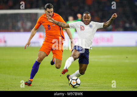 Amsterdam, Niederlande. 23 Mär, 2018. Raheem Sterling von England und Kevin Strootman der Niederlande während der freundlich zwischen den Niederlanden und England an der Johan Cruyff Arena am 23. März 2018 in Amsterdam, Niederlande. (Foto von Daniel Chesterton/phcimages.com) Credit: PHC Images/Alamy leben Nachrichten Stockfoto