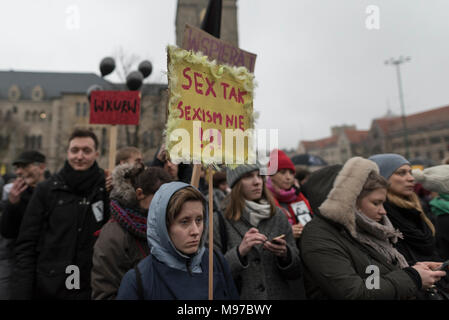 Posen, Großpolen, Polen. 23. März 2018. Schwarzer Freitag - National Women's Strike. Am Montag, den 19. März, eine Gruppe von Abgeordneten aus der Regierungspartei Recht und Gerechtigkeit (PiS) und Kukiz 15, in der Gerechtigkeit und der Menschenrechte Ausschuss gab eine befürwortende Stellungnahme zum Entwurf der Stop Abtreibung handeln. Die Initiative, die führt Kaja Godek zu führen, will ziehen Sie die bereits restriktiveren Abtreibungsgesetz in Polen. Am Mittwoch oder Donnerstag, den parlamentarischen Sozialpolitik und Familie Kommission war. Plenum Abstimmung war auch geplant. Credit: Slawomir Kowalewski/Alamy leben Nachrichten Stockfoto