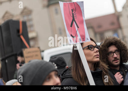 Posen, Großpolen, Polen. 23. März 2018. Schwarzer Freitag - National Women's Strike. Am Montag, den 19. März, eine Gruppe von Abgeordneten aus der Regierungspartei Recht und Gerechtigkeit (PiS) und Kukiz 15, in der Gerechtigkeit und der Menschenrechte Ausschuss gab eine befürwortende Stellungnahme zum Entwurf der Stop Abtreibung handeln. Die Initiative, die führt Kaja Godek zu führen, will ziehen Sie die bereits restriktiveren Abtreibungsgesetz in Polen. Am Mittwoch oder Donnerstag, den parlamentarischen Sozialpolitik und Familie Kommission war. Plenum Abstimmung war auch geplant. Credit: Slawomir Kowalewski/Alamy leben Nachrichten Stockfoto