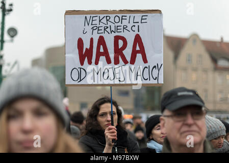 Posen, Großpolen, Polen. 23. März 2018. Schwarzer Freitag - National Women's Strike. Am Montag, den 19. März, eine Gruppe von Abgeordneten aus der Regierungspartei Recht und Gerechtigkeit (PiS) und Kukiz 15, in der Gerechtigkeit und der Menschenrechte Ausschuss gab eine befürwortende Stellungnahme zum Entwurf der Stop Abtreibung handeln. Die Initiative, die führt Kaja Godek zu führen, will ziehen Sie die bereits restriktiveren Abtreibungsgesetz in Polen. Am Mittwoch oder Donnerstag, den parlamentarischen Sozialpolitik und Familie Kommission war. Plenum Abstimmung war auch geplant. Credit: Slawomir Kowalewski/Alamy leben Nachrichten Stockfoto