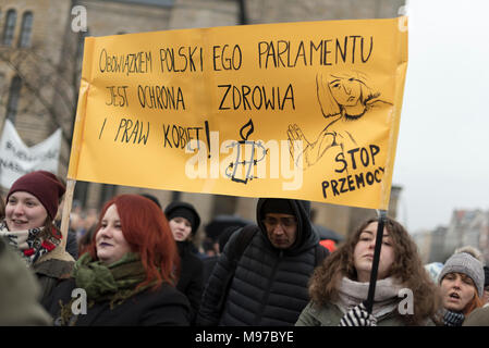 Posen, Großpolen, Polen. 23. März 2018. Schwarzer Freitag - National Women's Strike. Am Montag, den 19. März, eine Gruppe von Abgeordneten aus der Regierungspartei Recht und Gerechtigkeit (PiS) und Kukiz 15, in der Gerechtigkeit und der Menschenrechte Ausschuss gab eine befürwortende Stellungnahme zum Entwurf der Stop Abtreibung handeln. Die Initiative, die führt Kaja Godek zu führen, will ziehen Sie die bereits restriktiveren Abtreibungsgesetz in Polen. Am Mittwoch oder Donnerstag, den parlamentarischen Sozialpolitik und Familie Kommission war. Plenum Abstimmung war auch geplant. Credit: Slawomir Kowalewski/Alamy leben Nachrichten Stockfoto