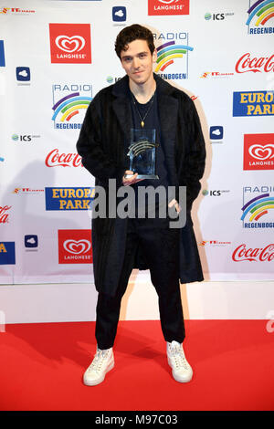 23 März 2018, Deutschland, Rust: Musiker Lauv nimmt an der Verleihung des Radio Regenbogen (lit. Regenbogen) Auszeichnungen bei den Themenpark Europa-Park. Er erhielt den "Newcomer International 2017" ausgezeichnet. Foto: Uli Deck / dpa Stockfoto