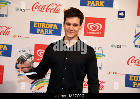 23 März 2018, Deutschland, Rust: wincent Weiss nimmt an der Verleihung des Radio Regenbogen (lit. Regenbogen) Auszeichnungen bei den Themenpark Europa-Park. Er erhielt die "Pop national 2017" ausgezeichnet. Foto: Uli Deck / dpa Stockfoto