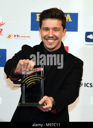 23 März 2018, Deutschland, Rust: Nico Santos nimmt an der Verleihung des Radio Regenbogen (lit. Regenbogen) Auszeichnungen bei den Themenpark Europa-Park. Er erhielt den "Newcomer national 2017" ausgezeichnet. Foto: Uli Deck / dpa Stockfoto