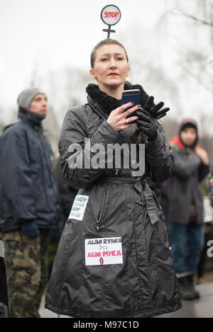 Posen, Großpolen, Polen. 23. März 2018. Schwarzer Freitag - National Women's Strike. Am Montag, den 19. März, eine Gruppe von Abgeordneten aus der Regierungspartei Recht und Gerechtigkeit (PiS) und Kukiz 15, in der Gerechtigkeit und der Menschenrechte Ausschuss gab eine befürwortende Stellungnahme zum Entwurf der Stop Abtreibung handeln. Die Initiative, die führt Kaja Godek zu führen, will ziehen Sie die bereits restriktiveren Abtreibungsgesetz in Polen. Am Mittwoch oder Donnerstag, den parlamentarischen Sozialpolitik und Familie Kommission war. Plenum Abstimmung war auch geplant. Credit: Slawomir Kowalewski/Alamy leben Nachrichten Stockfoto