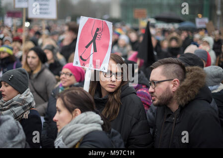 Posen, Großpolen, Polen. 23. März 2018. Schwarzer Freitag - National Women's Strike. Am Montag, den 19. März, eine Gruppe von Abgeordneten aus der Regierungspartei Recht und Gerechtigkeit (PiS) und Kukiz 15, in der Gerechtigkeit und der Menschenrechte Ausschuss gab eine befürwortende Stellungnahme zum Entwurf der Stop Abtreibung handeln. Die Initiative, die führt Kaja Godek zu führen, will ziehen Sie die bereits restriktiveren Abtreibungsgesetz in Polen. Am Mittwoch oder Donnerstag, den parlamentarischen Sozialpolitik und Familie Kommission war. Plenum Abstimmung war auch geplant. Credit: Slawomir Kowalewski/Alamy leben Nachrichten Stockfoto