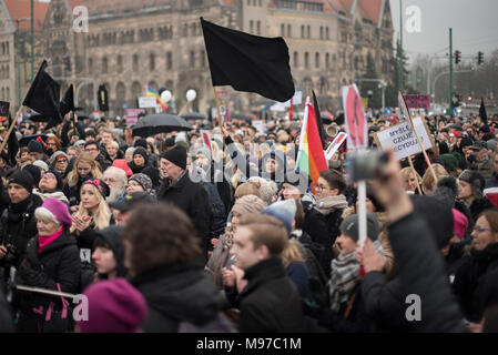 Posen, Großpolen, Polen. 23. März 2018. Schwarzer Freitag - National Women's Strike. Am Montag, den 19. März, eine Gruppe von Abgeordneten aus der Regierungspartei Recht und Gerechtigkeit (PiS) und Kukiz 15, in der Gerechtigkeit und der Menschenrechte Ausschuss gab eine befürwortende Stellungnahme zum Entwurf der Stop Abtreibung handeln. Die Initiative, die führt Kaja Godek zu führen, will ziehen Sie die bereits restriktiveren Abtreibungsgesetz in Polen. Am Mittwoch oder Donnerstag, den parlamentarischen Sozialpolitik und Familie Kommission war. Plenum Abstimmung war auch geplant. Credit: Slawomir Kowalewski/Alamy leben Nachrichten Stockfoto