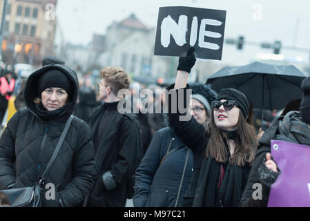 Posen, Großpolen, Polen. 23. März 2018. Schwarzer Freitag - National Women's Strike. Am Montag, den 19. März, eine Gruppe von Abgeordneten aus der Regierungspartei Recht und Gerechtigkeit (PiS) und Kukiz 15, in der Gerechtigkeit und der Menschenrechte Ausschuss gab eine befürwortende Stellungnahme zum Entwurf der Stop Abtreibung handeln. Die Initiative, die führt Kaja Godek zu führen, will ziehen Sie die bereits restriktiveren Abtreibungsgesetz in Polen. Am Mittwoch oder Donnerstag, den parlamentarischen Sozialpolitik und Familie Kommission war. Plenum Abstimmung war auch geplant. Credit: Slawomir Kowalewski/Alamy leben Nachrichten Stockfoto