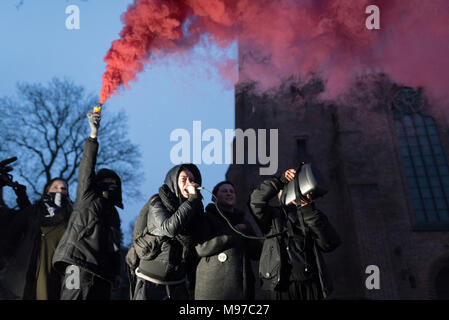 Posen, Großpolen, Polen. 23. März 2018. Schwarzer Freitag - National Women's Strike. Am Montag, den 19. März, eine Gruppe von Abgeordneten aus der Regierungspartei Recht und Gerechtigkeit (PiS) und Kukiz 15, in der Gerechtigkeit und der Menschenrechte Ausschuss gab eine befürwortende Stellungnahme zum Entwurf der Stop Abtreibung handeln. Die Initiative, die führt Kaja Godek zu führen, will ziehen Sie die bereits restriktiveren Abtreibungsgesetz in Polen. Am Mittwoch oder Donnerstag, den parlamentarischen Sozialpolitik und Familie Kommission war. Plenum Abstimmung war auch geplant. Credit: Slawomir Kowalewski/Alamy leben Nachrichten Stockfoto
