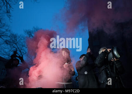 Posen, Großpolen, Polen. 23. März 2018. Schwarzer Freitag - National Women's Strike. Am Montag, den 19. März, eine Gruppe von Abgeordneten aus der Regierungspartei Recht und Gerechtigkeit (PiS) und Kukiz 15, in der Gerechtigkeit und der Menschenrechte Ausschuss gab eine befürwortende Stellungnahme zum Entwurf der Stop Abtreibung handeln. Die Initiative, die führt Kaja Godek zu führen, will ziehen Sie die bereits restriktiveren Abtreibungsgesetz in Polen. Am Mittwoch oder Donnerstag, den parlamentarischen Sozialpolitik und Familie Kommission war. Plenum Abstimmung war auch geplant. Credit: Slawomir Kowalewski/Alamy leben Nachrichten Stockfoto