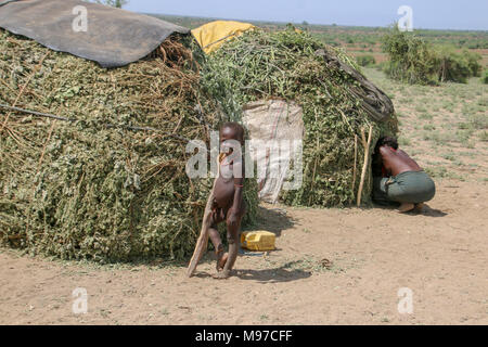 Junge Hamer Stamm Junge durch seine Hütte. In Omo-tal, Äthiopien, Afrika fotografiert. Stockfoto