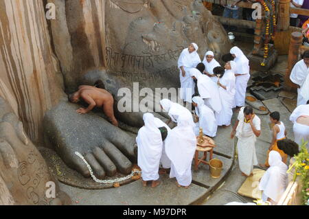 Jain devotees am Fuße von gomateshvara bahubali Statue, Shravanbelagola, Hassan, Karnataka, Indien Stockfoto