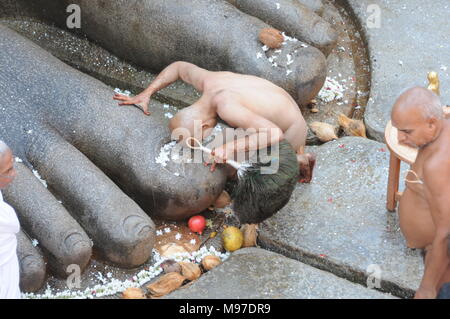 Jain devotees am Fuße von gomateshvara bahubali Statue, Shravanbelagola, Hassan, Karnataka, Indien Stockfoto