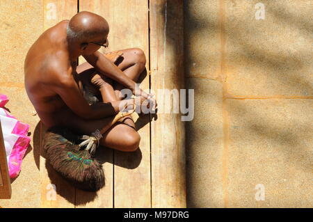 Jain devotees am Fuße von gomateshvara bahubali Statue, Shravanbelagola, Hassan, Karnataka, Indien Stockfoto