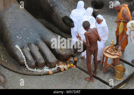 Jain devotees am Fuße von gomateshvara bahubali Statue, Shravanbelagola, Hassan, Karnataka, Indien Stockfoto