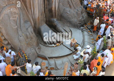 Jain devotees am Fuße von gomateshvara bahubali Statue, Shravanbelagola, Hassan, Karnataka, Indien Stockfoto