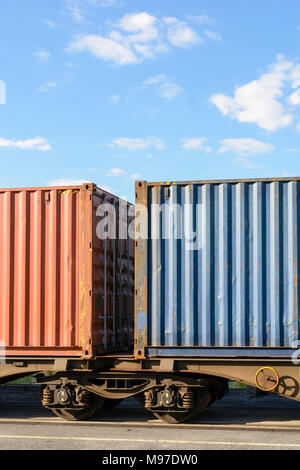 Zwei Container auf einer flachen Auto Zug in einem Yard in den Vororten von Paris, Frankreich, geparkt. Stockfoto