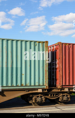 Zwei Container auf einer flachen Auto Zug in einem Hof in der Region Paris, Frankreich geparkt. Stockfoto