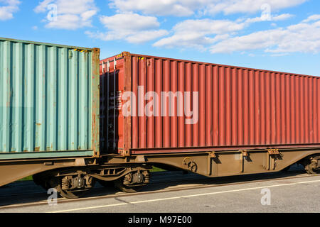 Zwei Container auf einer flachen Auto Zug in einem Yard in den Vororten von Paris, Frankreich, geparkt. Stockfoto